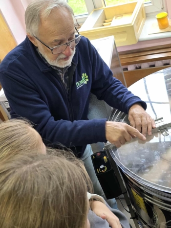 37aae5c8-2521-4d34-b194-4a4c372c9908