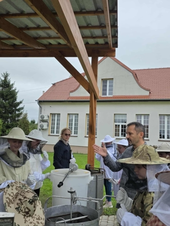 66eae2de-f870-45f5-b2eb-63f35d142728