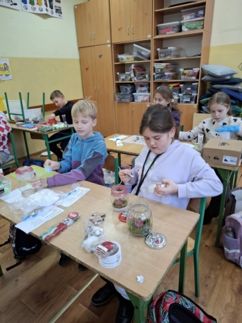 e10df280-5b72-4bdb-bc84-1ed1bf2b7b9c