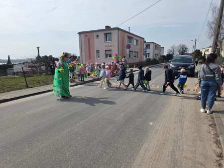 PRZEDSZKOLAKI WITAJĄ WIOSNĘ